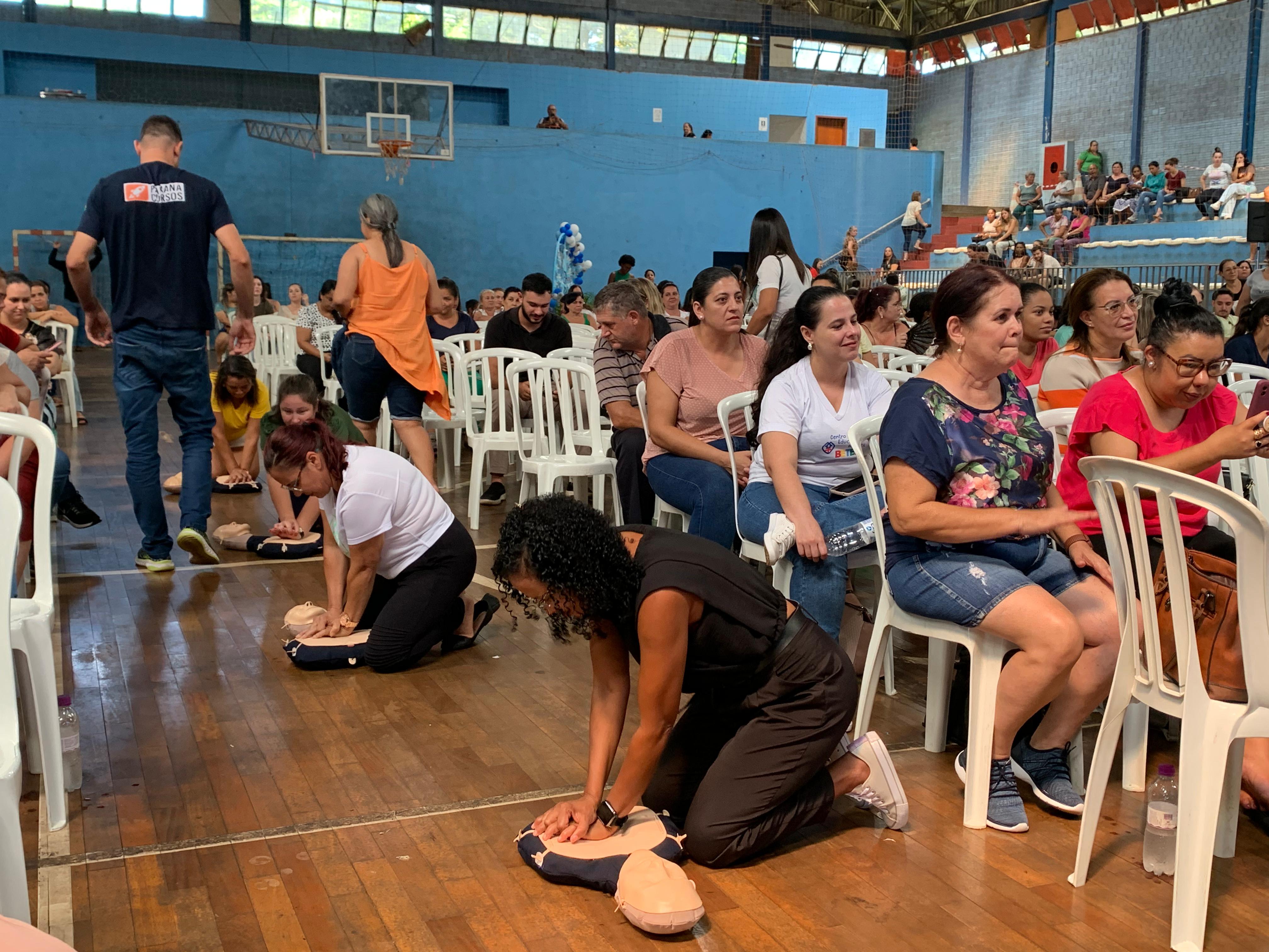 Servidores da educação passam por capacitação sobre procedimentos de primeiros socorros